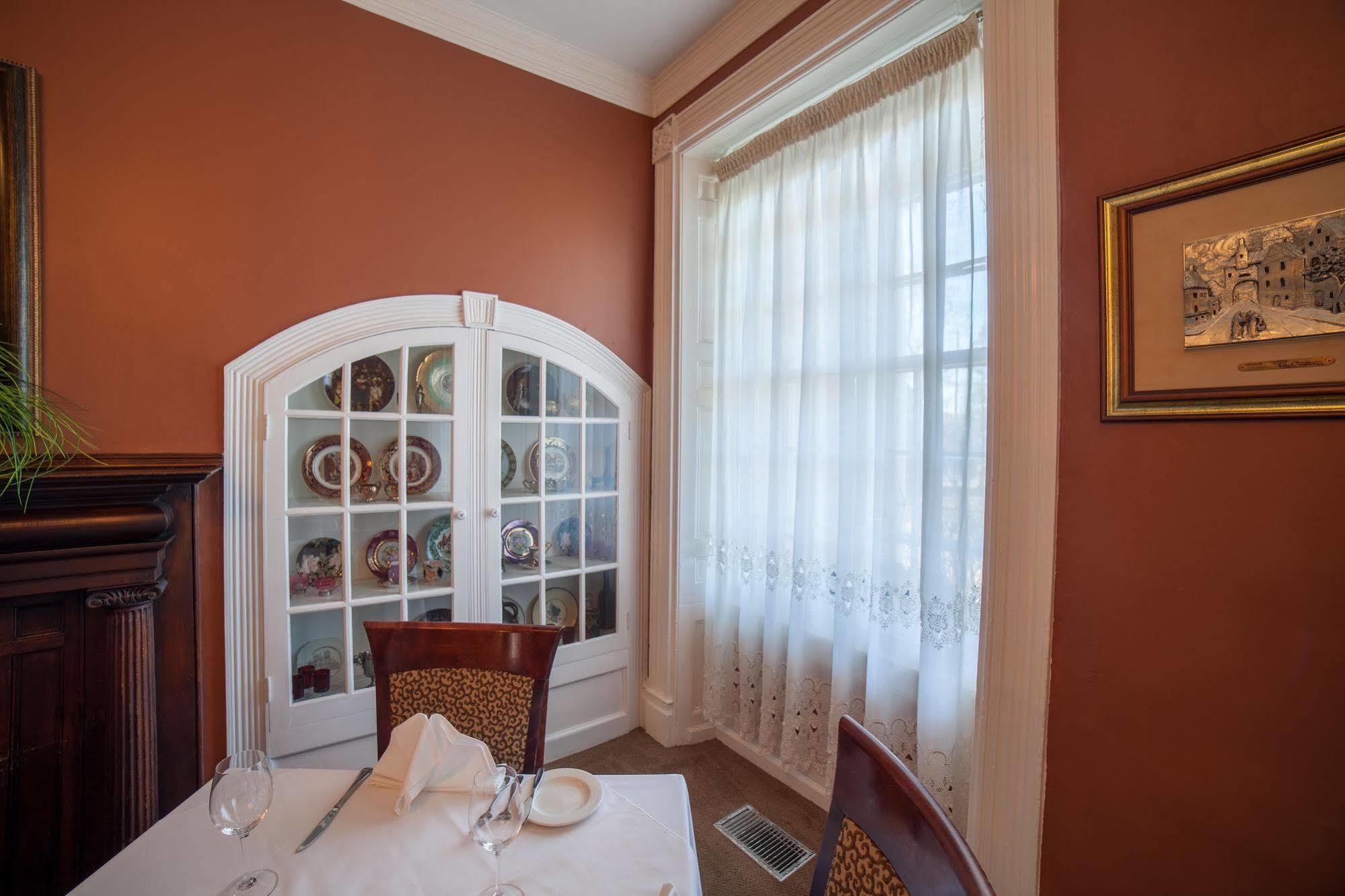 קובורג The Woodlawn Inn מראה חיצוני תמונה