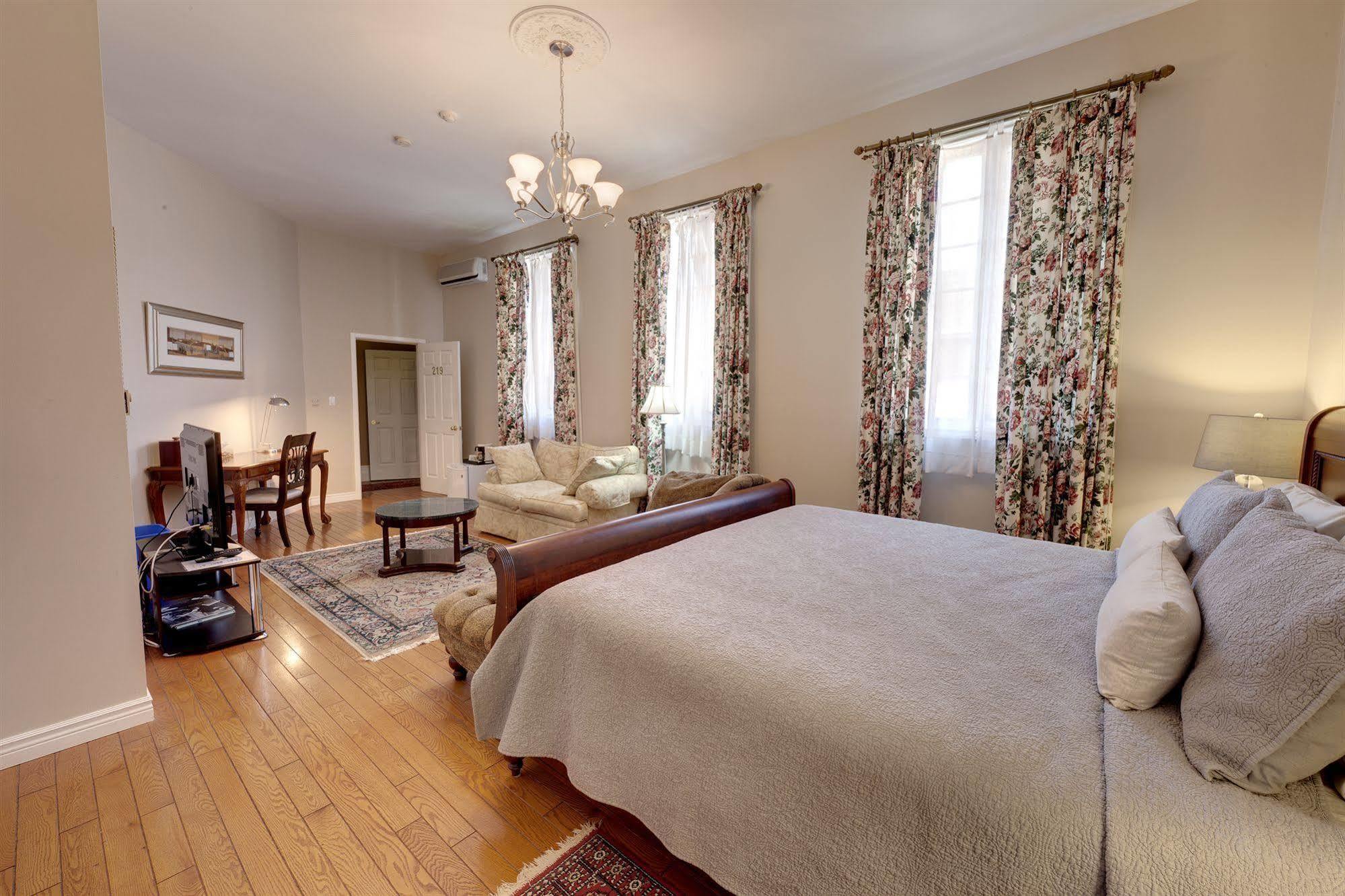 קובורג The Woodlawn Inn מראה חיצוני תמונה